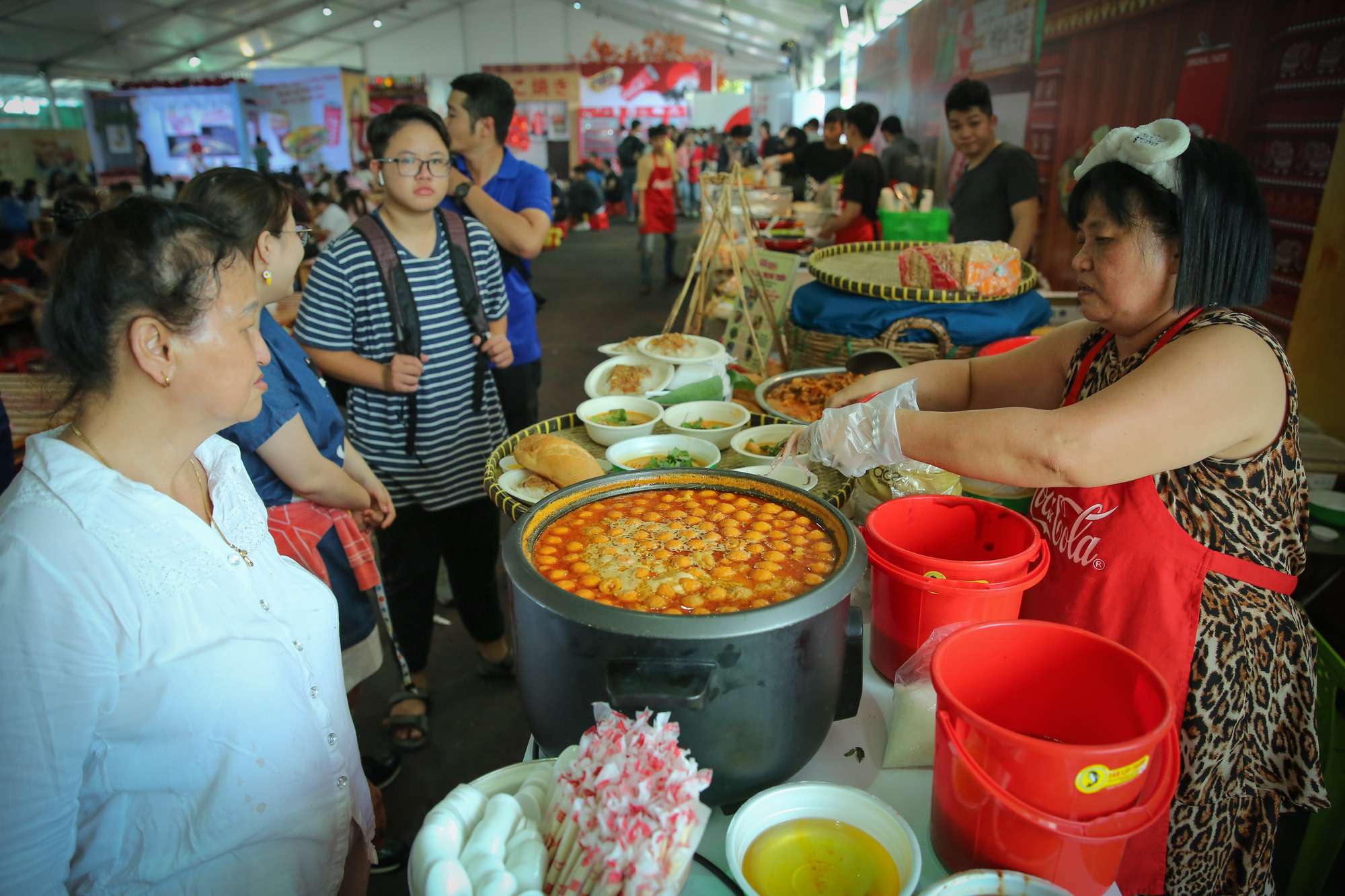 Hàng loạt món ăn độc, lạ khắp châu Á hút giới trẻ TP HCM - Ảnh 4.
