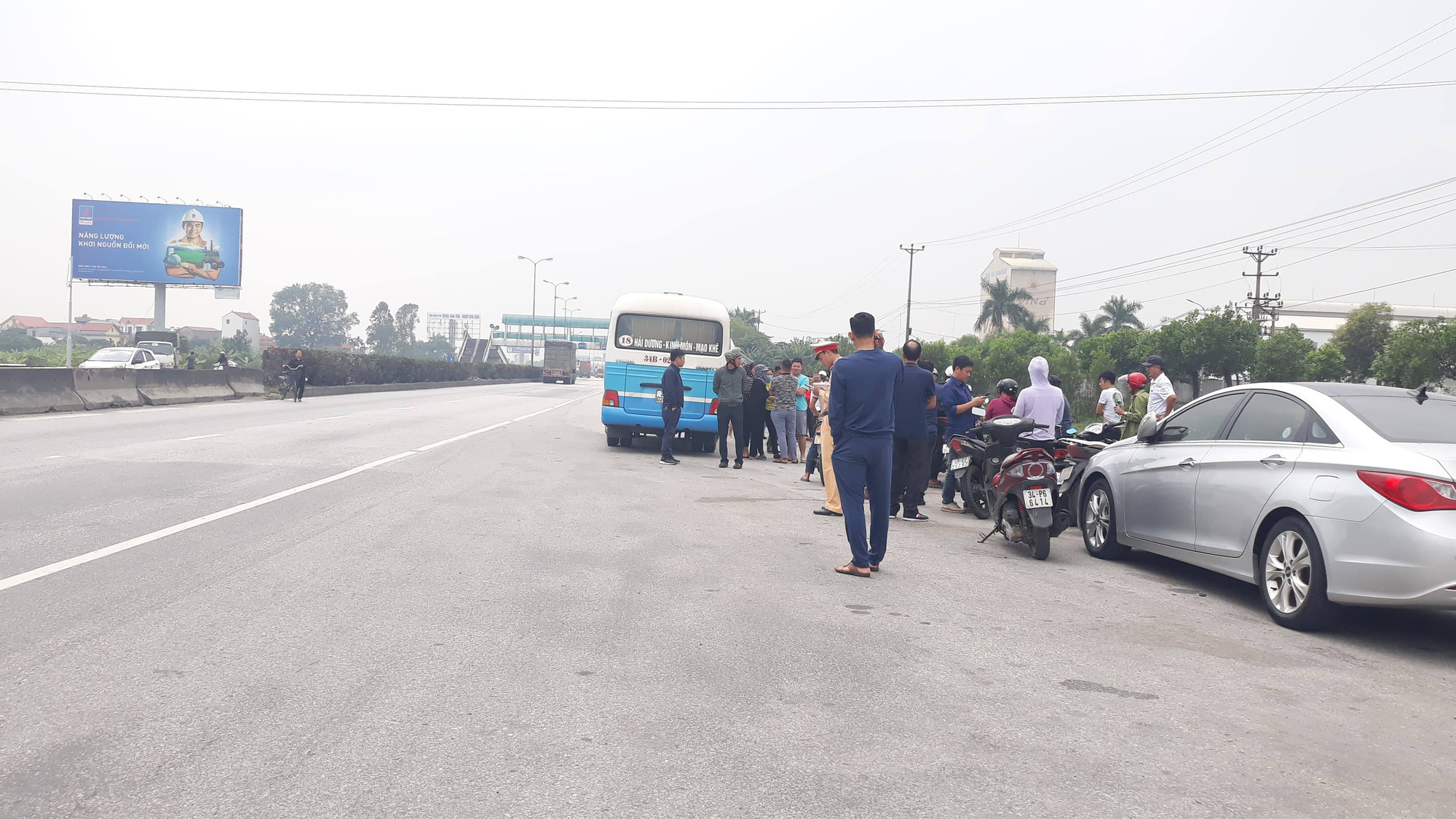 Bàng hoàng phát hiện tài xế xe buýt chết gục trên ghế lái - Ảnh 1.