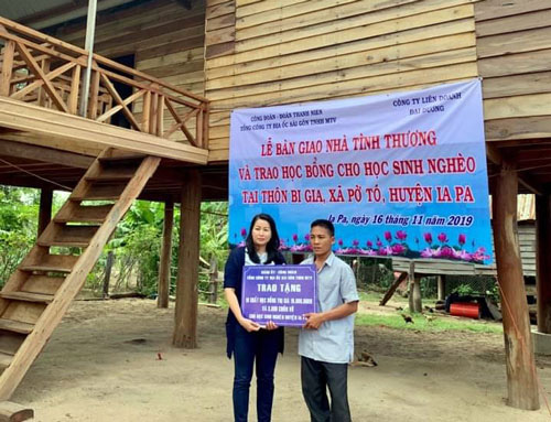 Tiếp sức học sinh nghèo vùng xa
