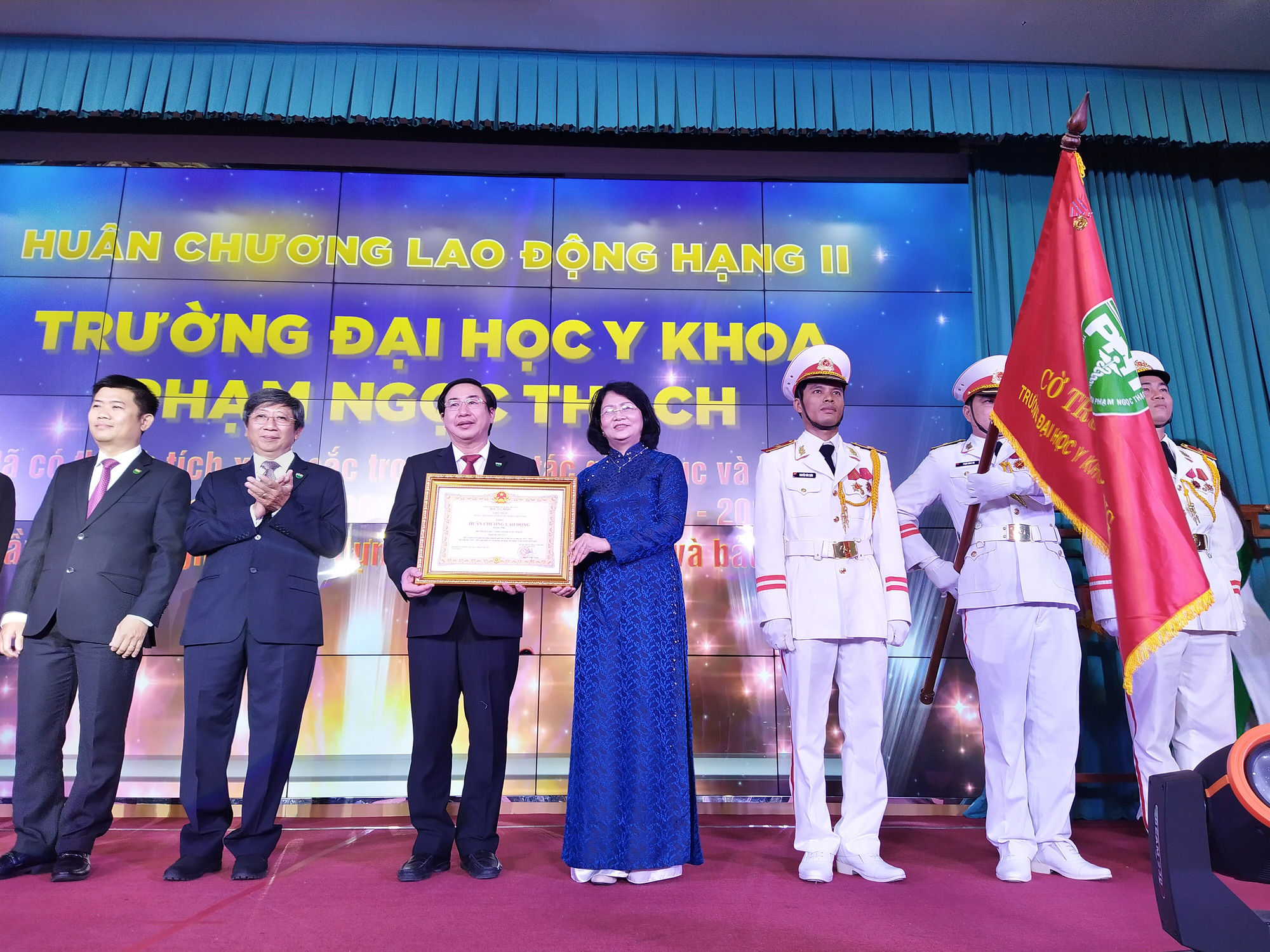 Trường ĐH Y khoa Phạm Ngọc Thạch đón nhận Huân chương Lao Động hạng Nhì