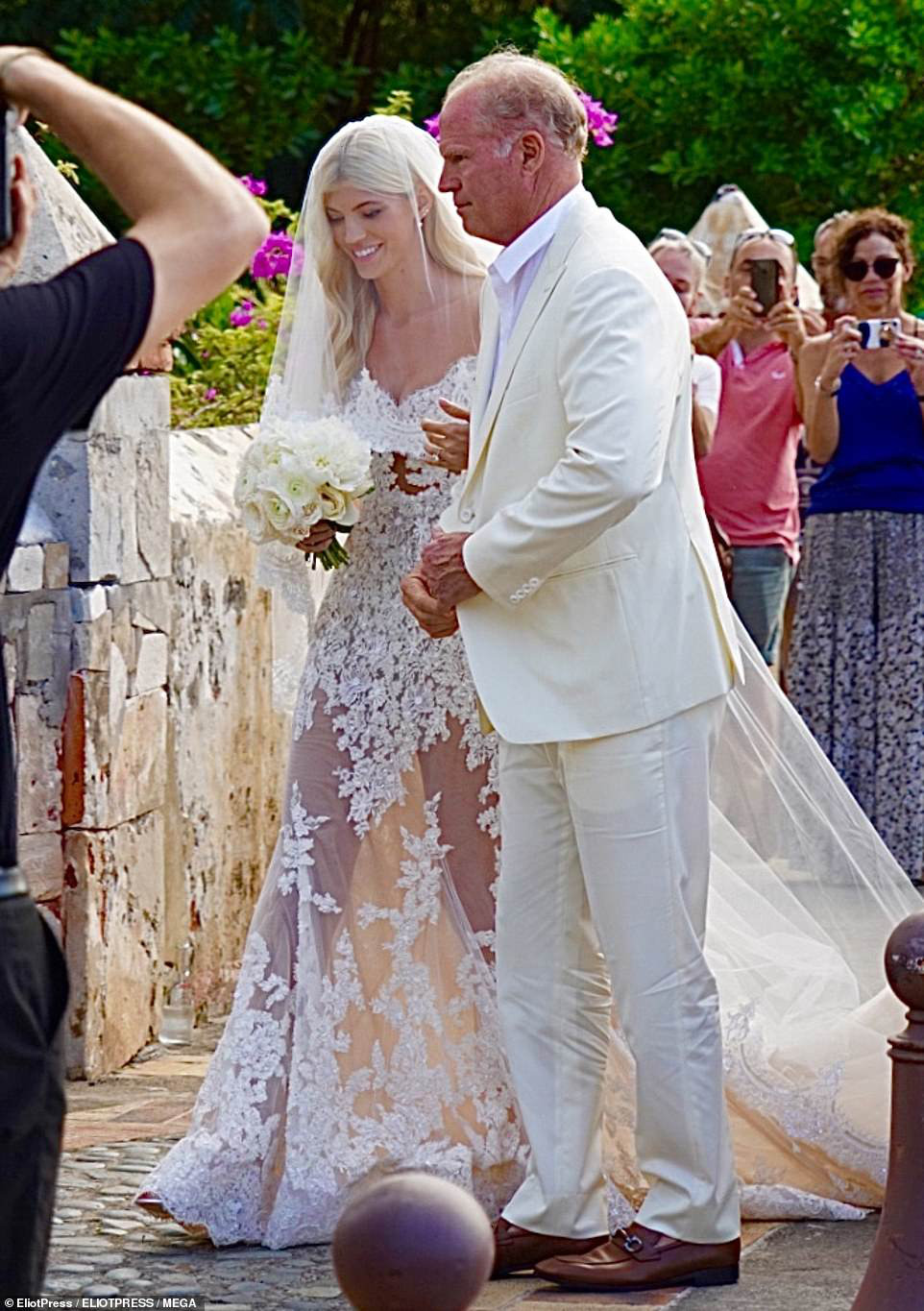 Thiên thần nội y Devon Windsor lên xe hoa - Ảnh 4.
