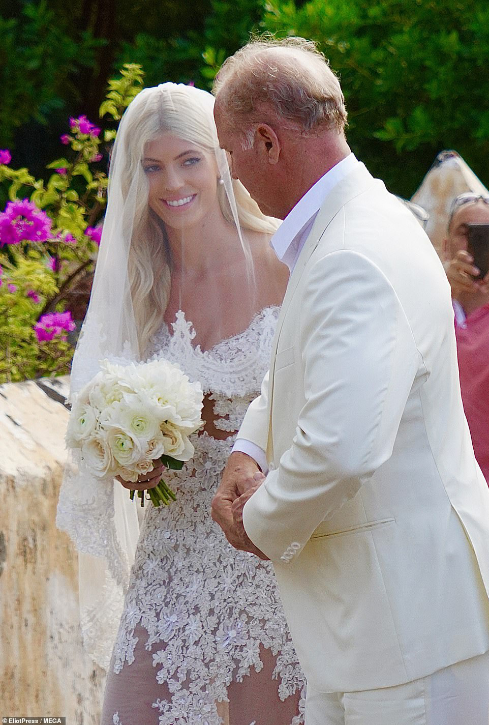 Thiên thần nội y Devon Windsor lên xe hoa - Ảnh 3.