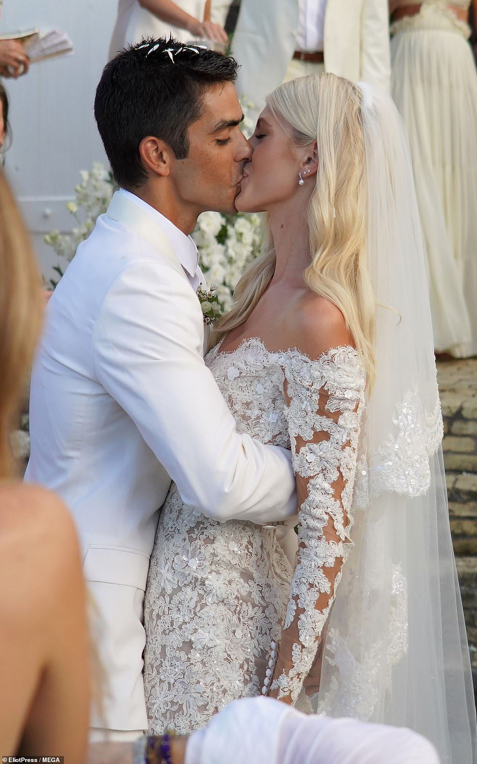 Thiên thần nội y Devon Windsor lên xe hoa - Ảnh 6.