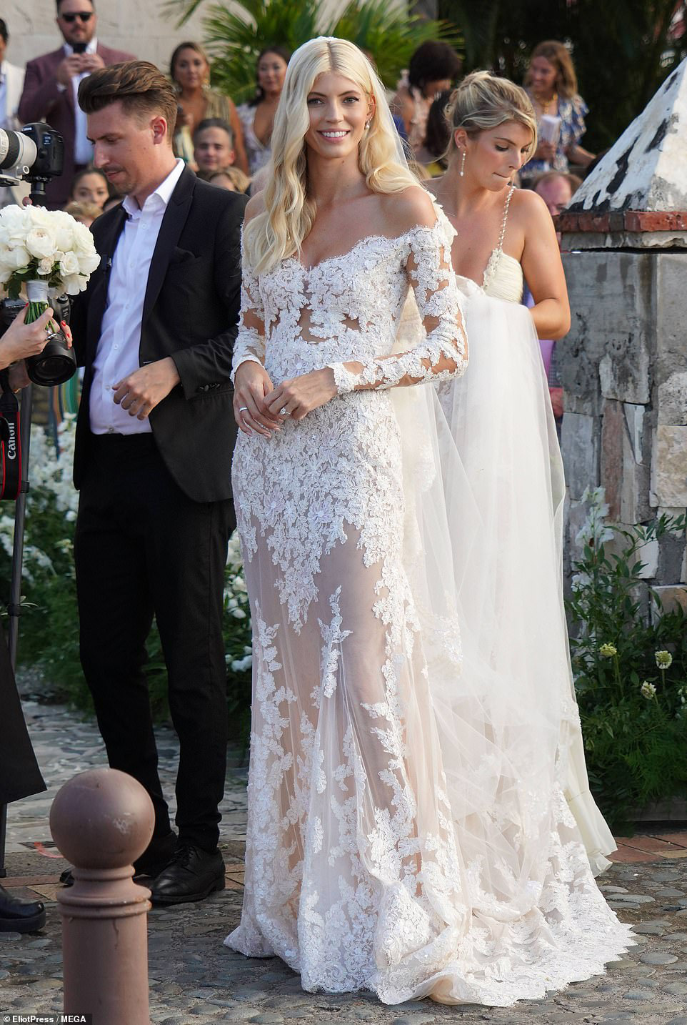 Thiên thần nội y Devon Windsor lên xe hoa - Ảnh 2.