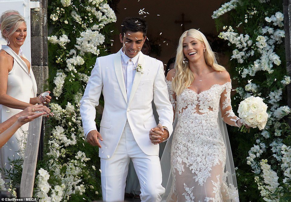 "Thiên thần nội y" Devon Windsor lên xe hoa