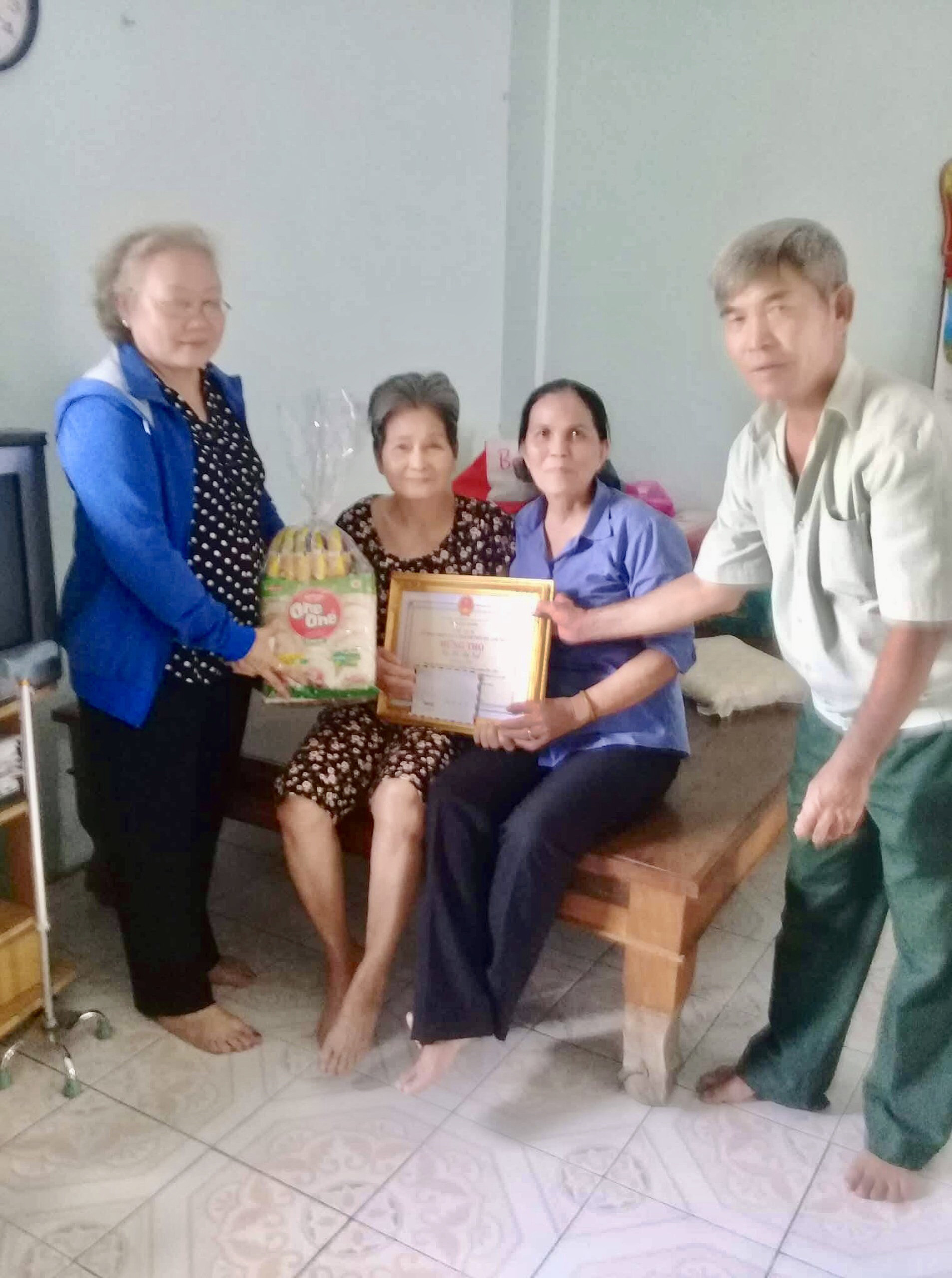 B&agrave; Dẹt hăng h&aacute;i với phong tr&agrave;o ở địa phương - Ảnh 1.