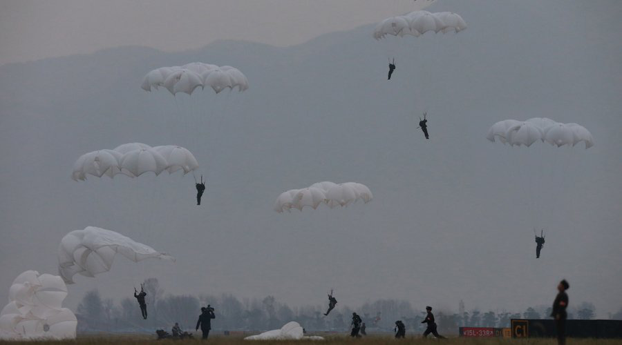 Mỹ-Hàn hoãn tập trận, ông Kim Jong-un thị sát tập trận lớn - Ảnh 2.