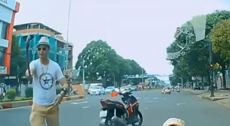 Khởi tố 1 đại đức đập ph&aacute; xe người đi đường - Ảnh 1.