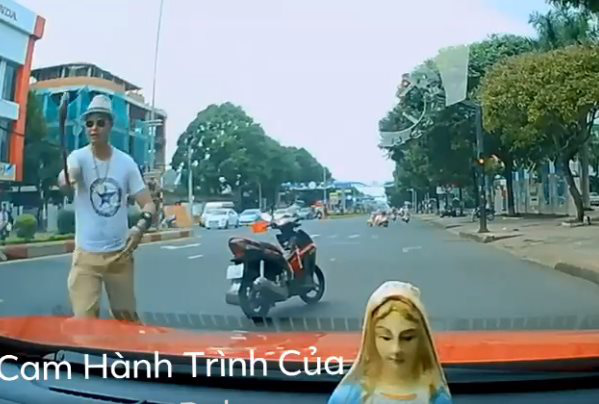 Khởi tố 1 đại đức đập phá xe người đi đường