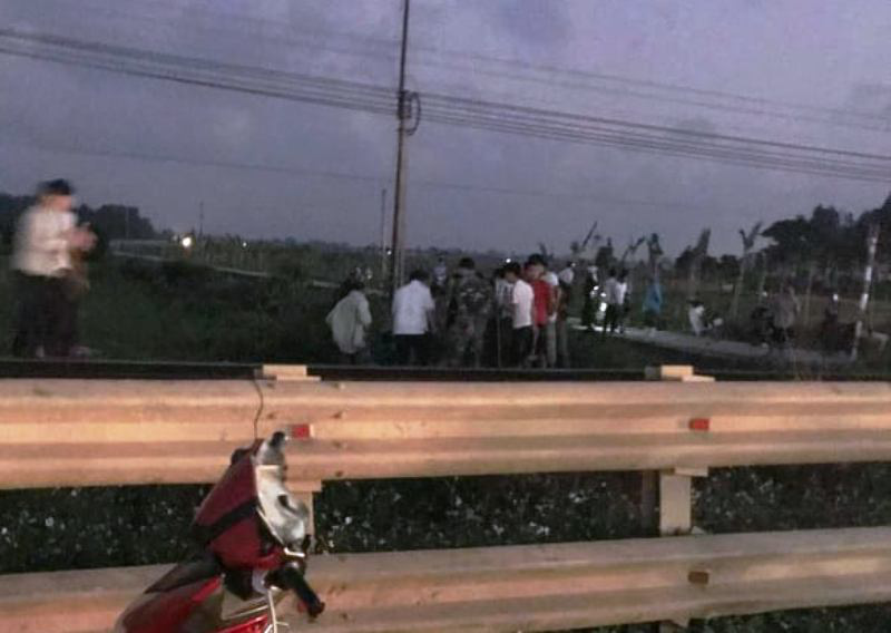 Đi xe máy trên đường ngang tự phát, thầy giáo bị tàu hỏa tông tử vong