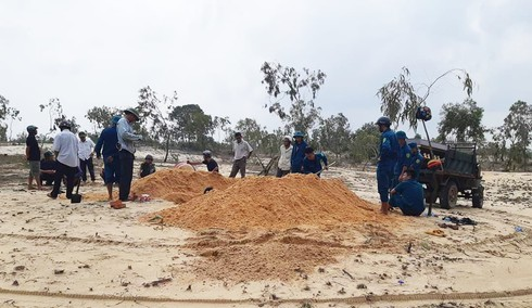 C&ocirc; g&aacute;i mất đầu tr&ocirc;i v&agrave;o b&atilde;i biển mặc đồ bảo hộ c&oacute; chữ Trung Quốc - Ảnh 4.