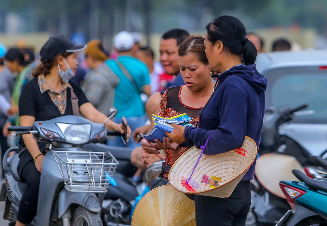V&eacute; chợ đen trận Việt Nam-Th&aacute;i Lan: Phe v&eacute; thổi gi&aacute; ch&oacute;ng mặt 7-9 triệu đồng/cặp - Ảnh 7.