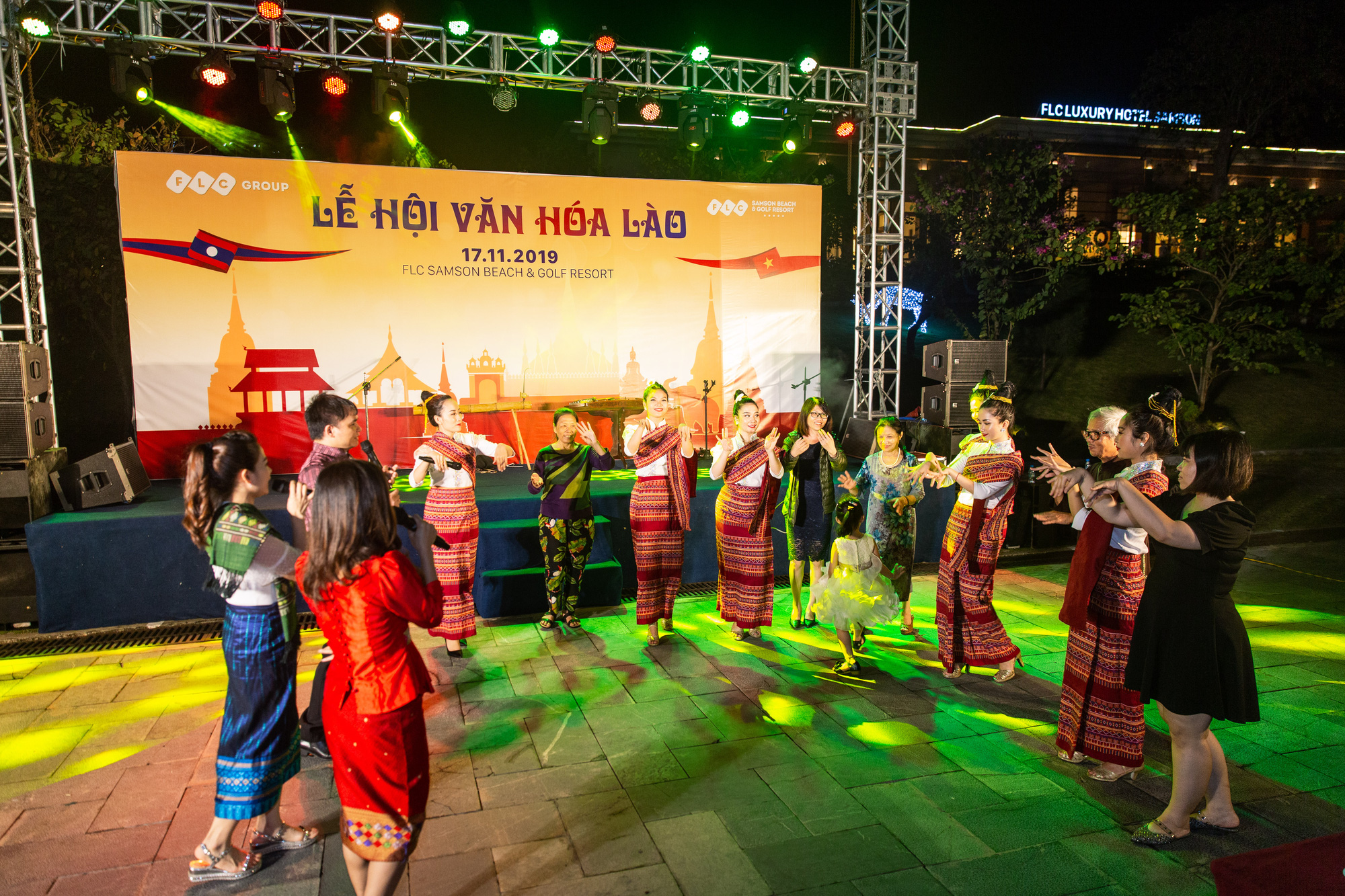 Du kh&aacute;ch FLC Sầm Sơn m&atilde;n nh&atilde;n với đ&ecirc;m Lễ hội Văn h&oacute;a L&agrave;o - Ảnh 6.