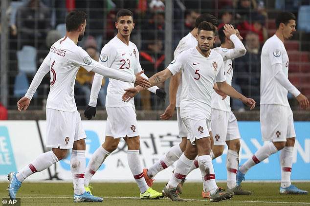 Ronaldo ghi b&agrave;n thứ 99, Bồ Đ&agrave;o Nha l&aacute;ch khe cửa hẹp dự Euro - Ảnh 2.