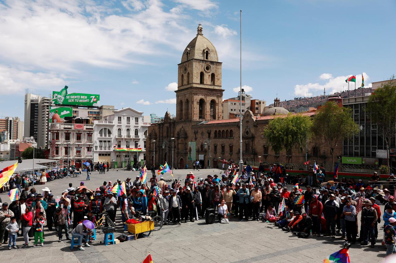 Cạn kiệt thức ăn, người d&acirc;n Bolivia chờ &ldquo;mưa r&agrave;o&rdquo; từ tr&ecirc;n kh&ocirc;ng - Ảnh 2.