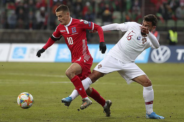 Ronaldo ghi b&agrave;n thứ 99, Bồ Đ&agrave;o Nha l&aacute;ch khe cửa hẹp dự Euro - Ảnh 3.