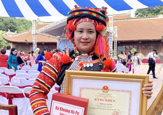 Đứt ruột xa con, bám bản gieo chữ