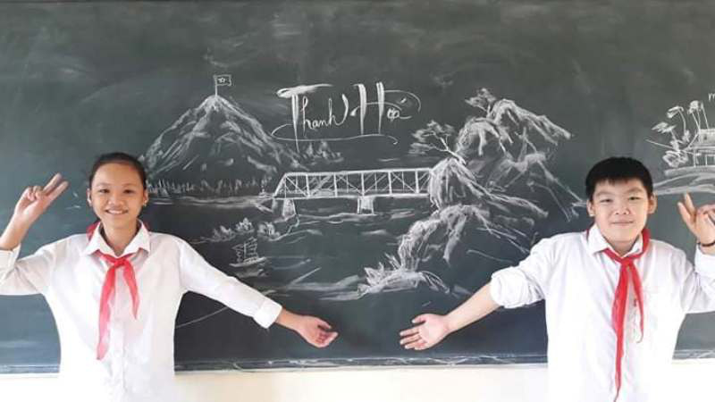 Thầy gi&aacute;o vẽ tranh bằng phấn trắng tr&ecirc;n bảng đen khiến học tr&ograve; th&iacute;ch th&uacute;, cuốn h&uacute;t mỗi giờ học - Ảnh 1.