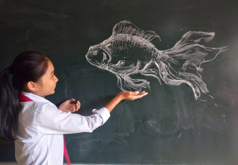 Thầy gi&aacute;o vẽ tranh bằng phấn trắng tr&ecirc;n bảng đen khiến học tr&ograve; th&iacute;ch th&uacute;, cuốn h&uacute;t mỗi giờ học - Ảnh 10.