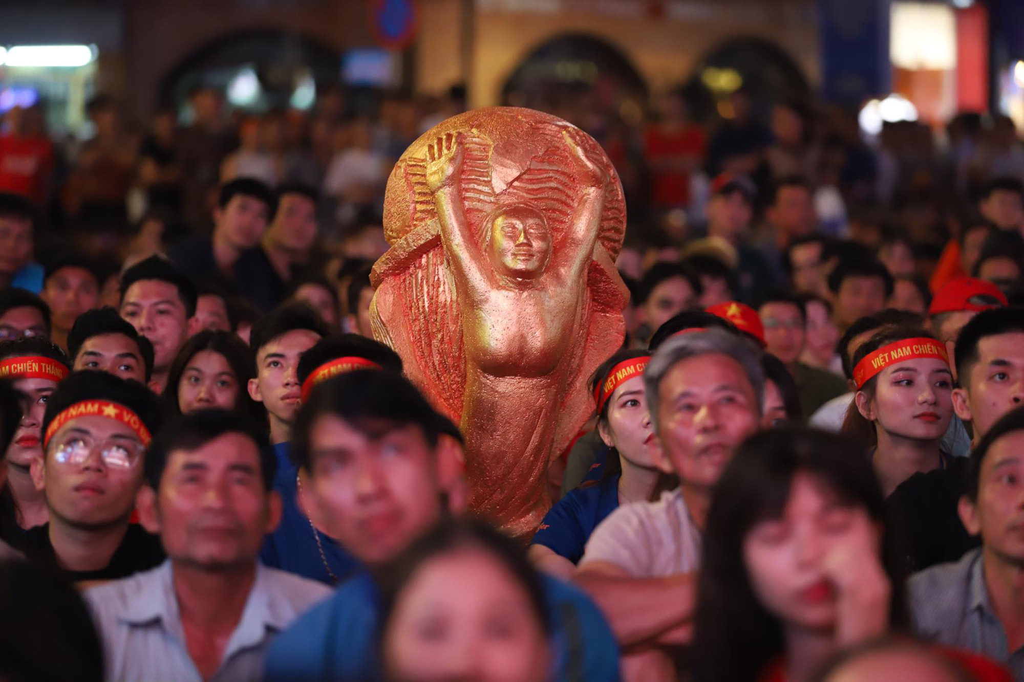Trận Việt Nam - Th&aacute;i Lan: Cổ động vi&ecirc;n nhuộm đỏ phố đi bộ Nguyễn Huệ - Ảnh 18.