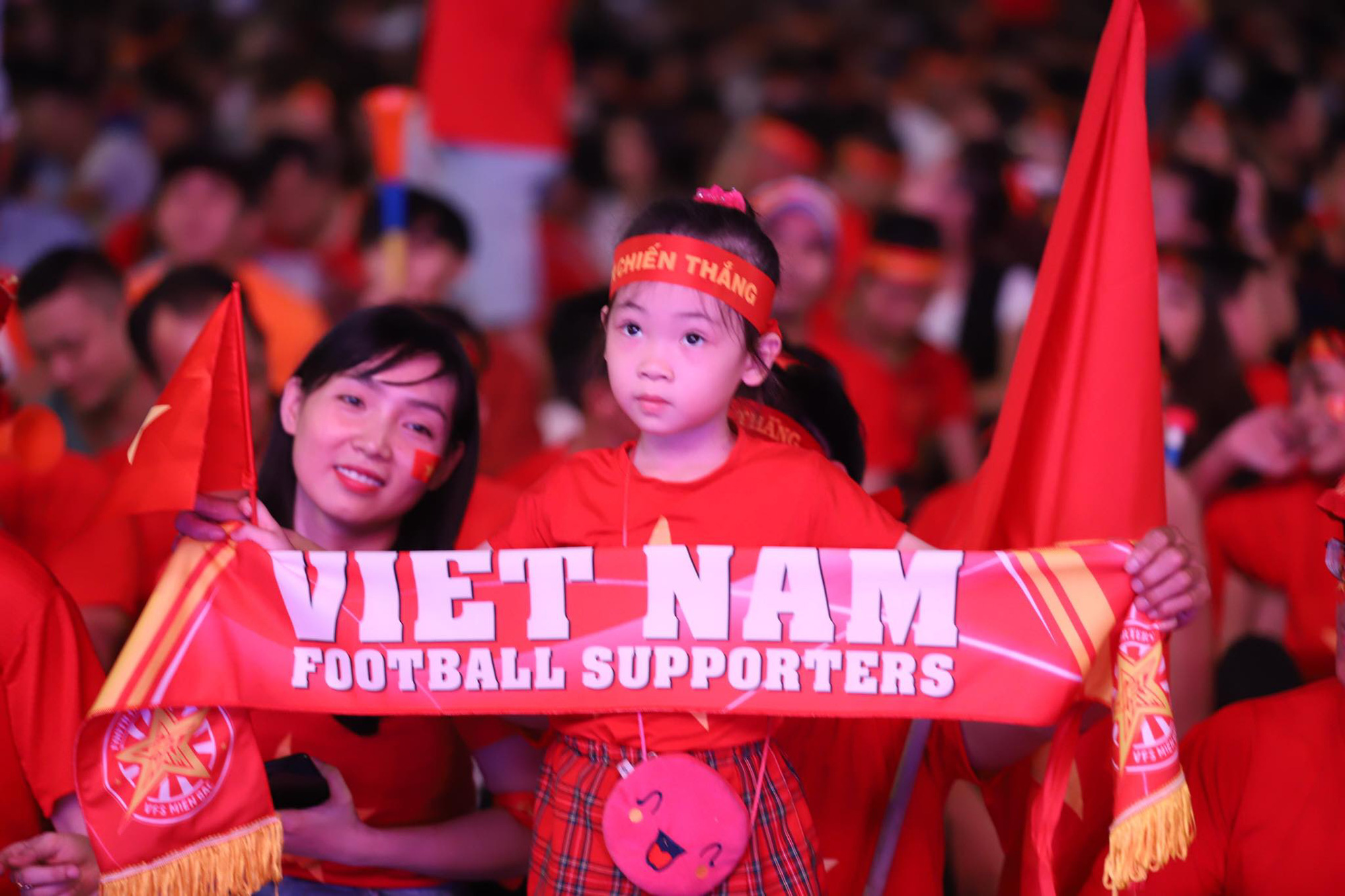 Trận Việt Nam - Th&aacute;i Lan: Cổ động vi&ecirc;n nhuộm đỏ phố đi bộ Nguyễn Huệ - Ảnh 7.