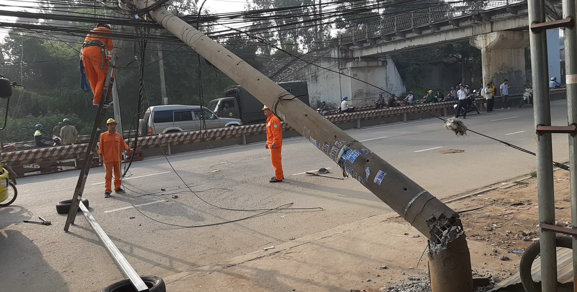 Truy tìm xe tải kéo sập 2 cột điện rồi lao qua cả trạm thu phí để bỏ trốn