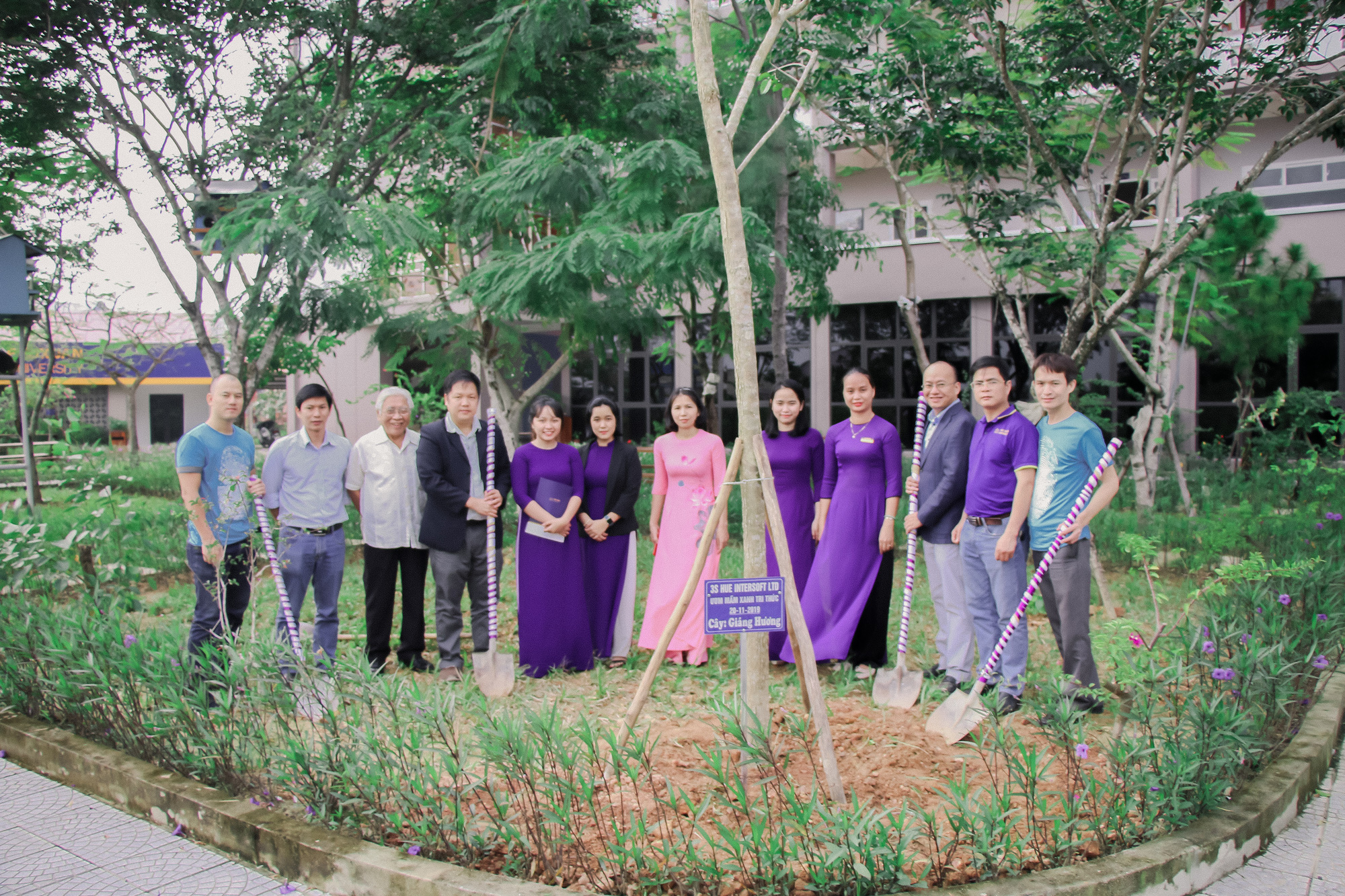 Trường ĐH không nhận hoa, chỉ nhận cây xanh ngày 20-11