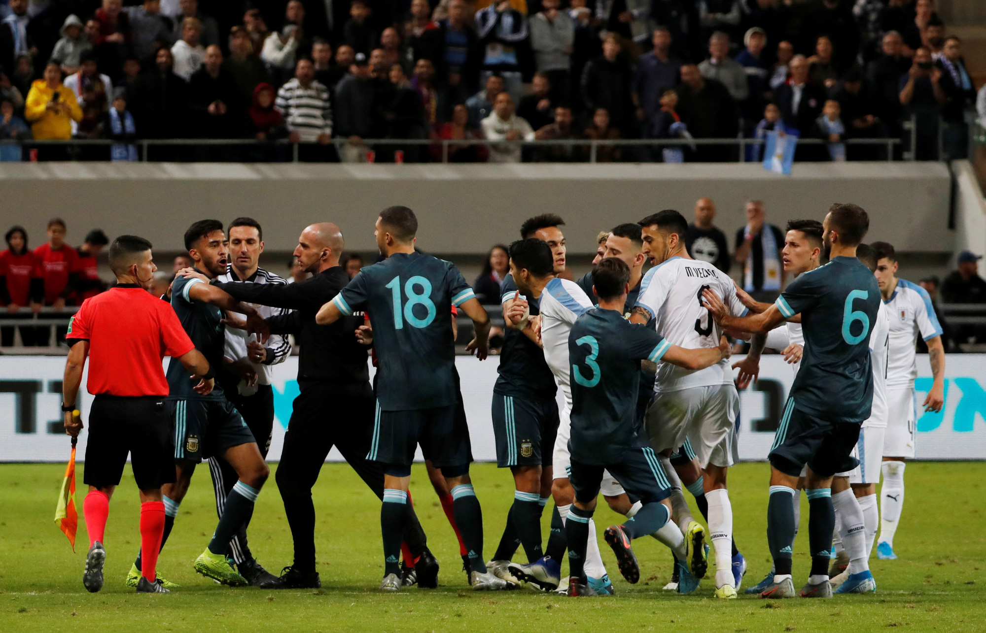 Suarez v&agrave; Messi lập c&ocirc;ng nghẹt thở ở si&ecirc;u kinh điển River Plate - Ảnh 2.