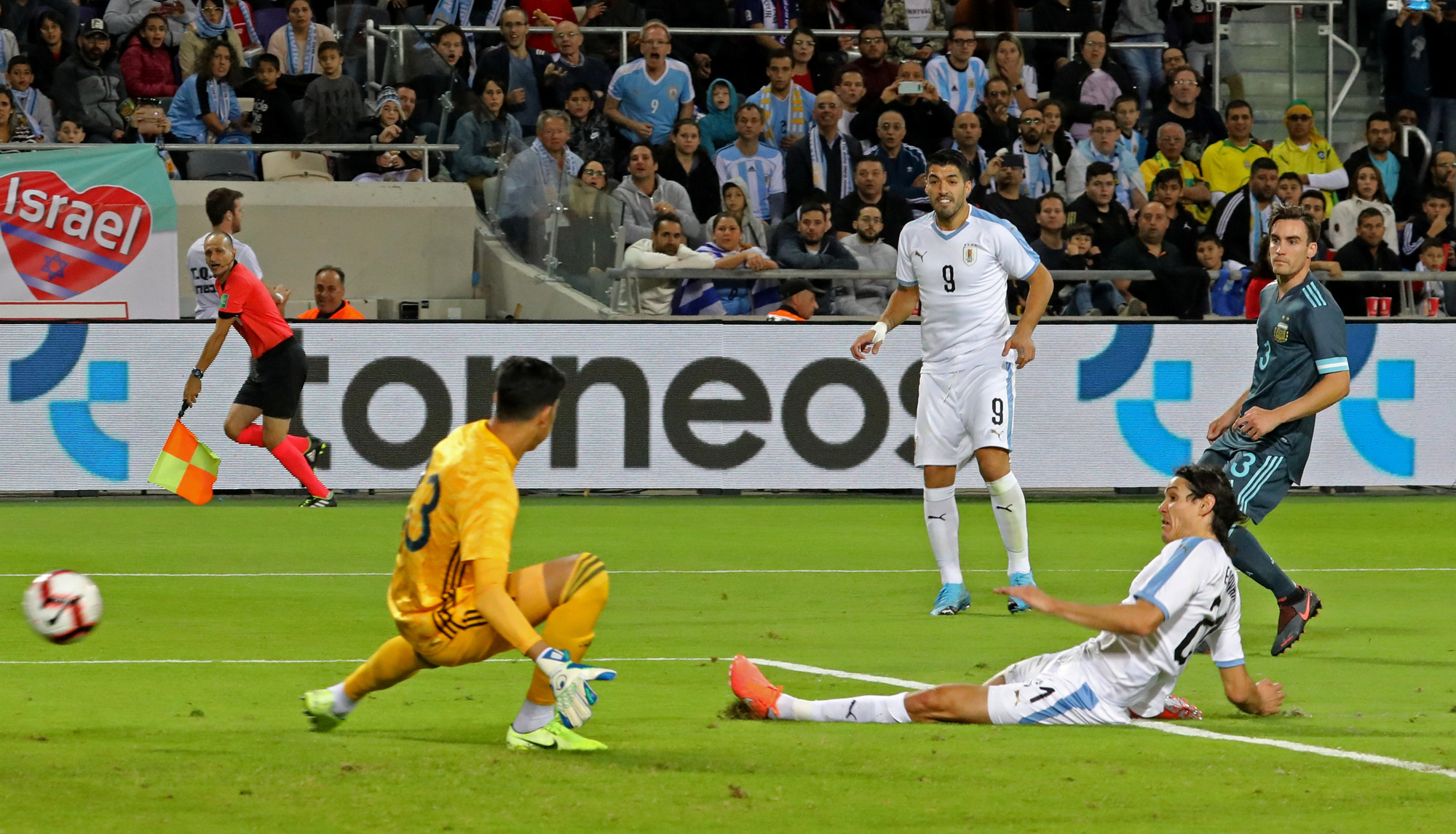Suarez v&agrave; Messi lập c&ocirc;ng nghẹt thở ở si&ecirc;u kinh điển River Plate - Ảnh 3.