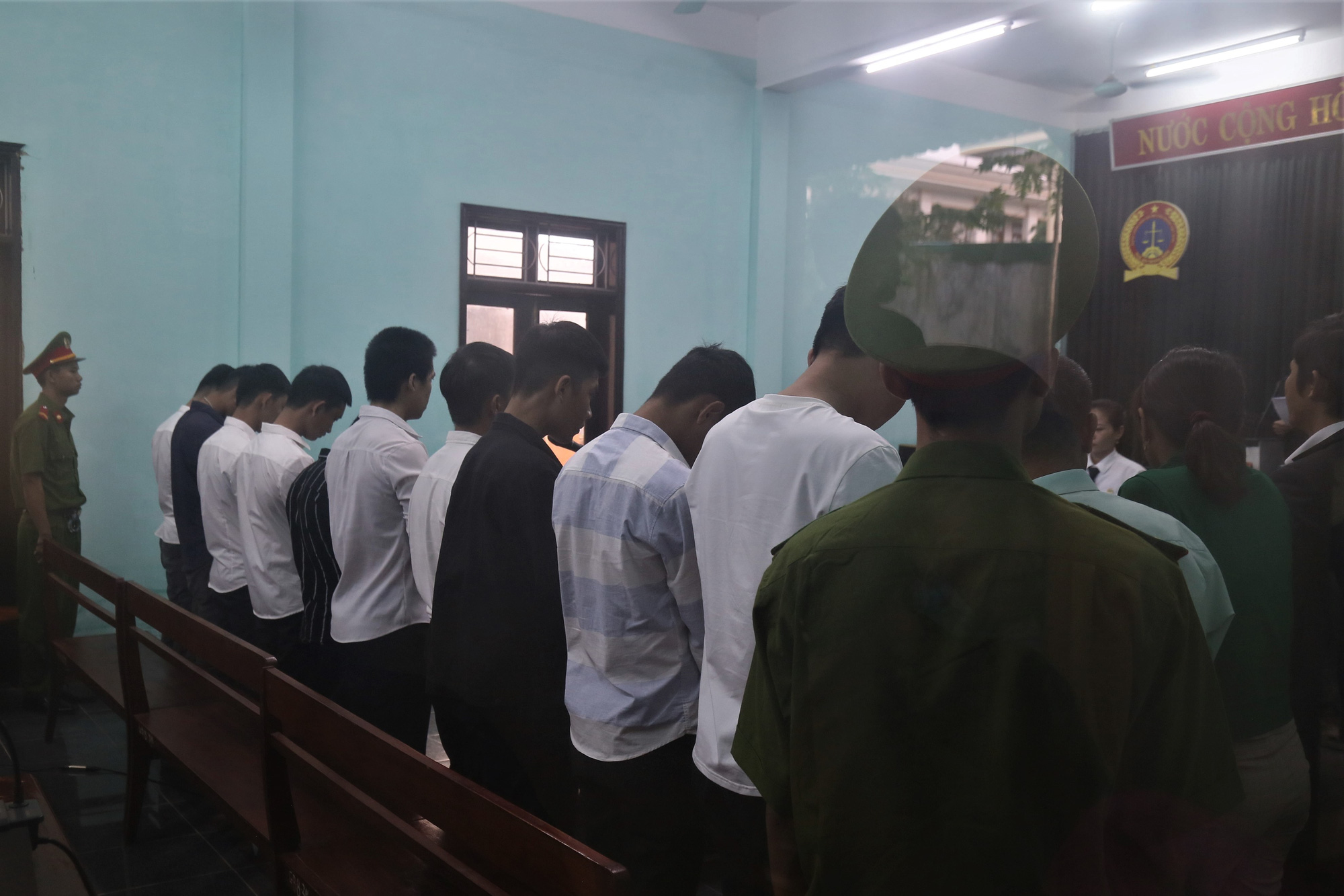 Chuốc rượu rồi hiếp dâm nữ sinh lớp 10, hàng loạt nam sinh vướng vòng lao lý