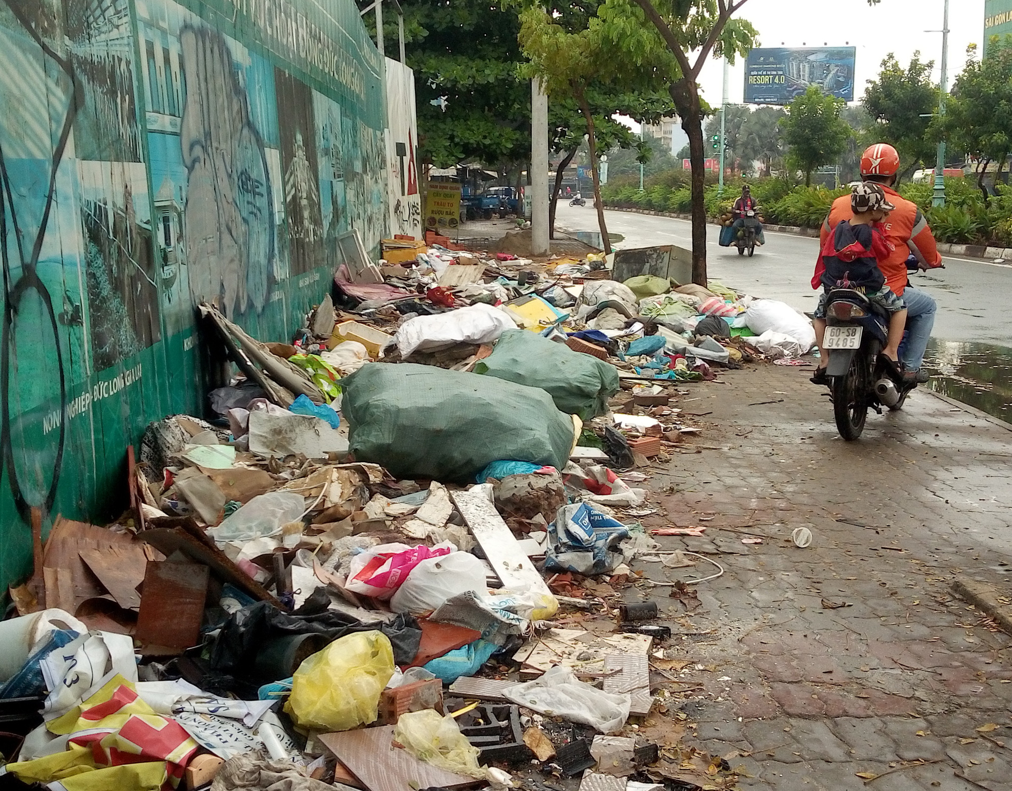 Lề đường th&agrave;nh b&atilde;i r&aacute;c - Ảnh 1.