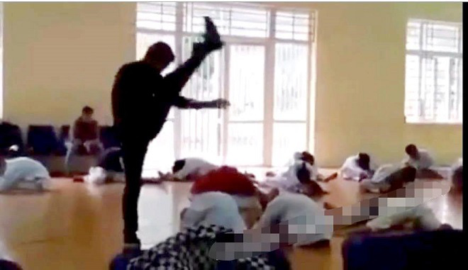 Thầy dạy võ đấm, đá, đạp liên tiếp các học trò trần tình: "Tôi chỉ làm màu"