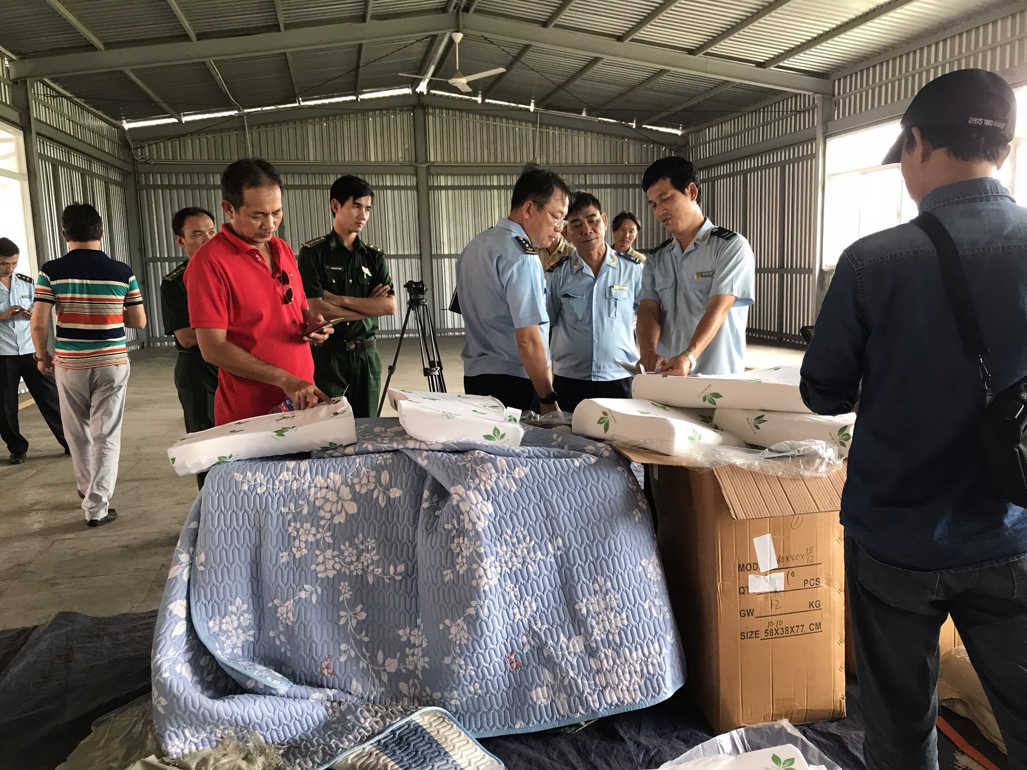 Hơn 7 tấn h&agrave;ng Trung Quốc mạo xuất xứ Việt Nam bị ph&aacute;t hiện - Ảnh 1.