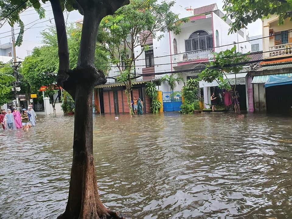 Mưa lớn ở Đ&agrave; Nẵng, nhiều tuyến đường ngập nước - Ảnh 4.