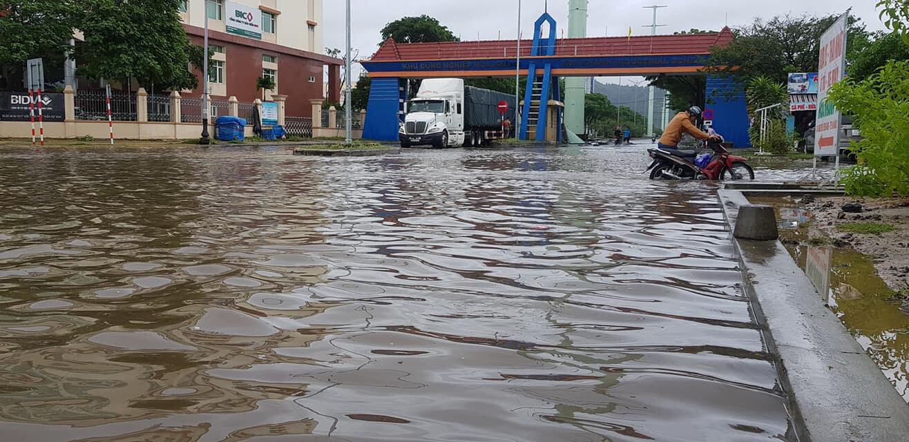 Mưa lớn ở Đ&agrave; Nẵng, nhiều tuyến đường ngập nước - Ảnh 6.