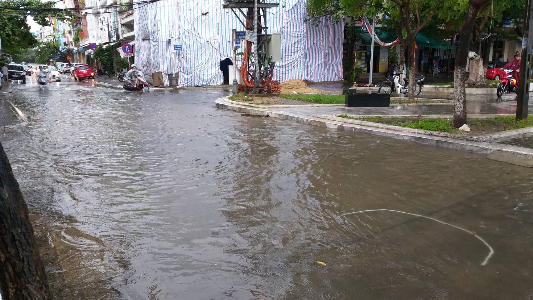 Mưa lớn ở Đ&agrave; Nẵng, nhiều tuyến đường ngập nước - Ảnh 7.