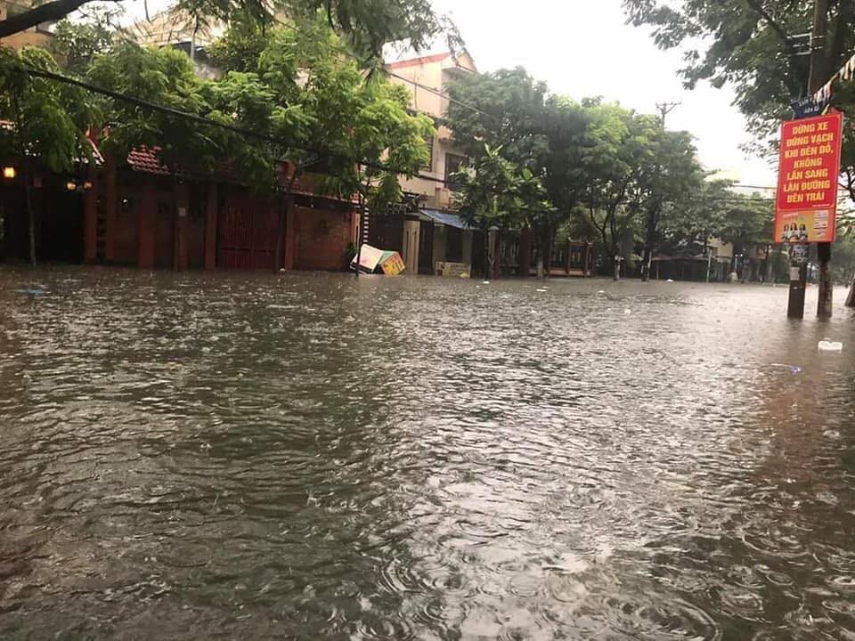 Mưa lớn ở Đ&agrave; Nẵng, nhiều tuyến đường ngập nước - Ảnh 5.