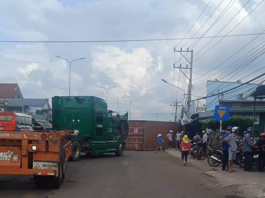 Thùng container văng xuống đường đè chết 2 vợ chồng