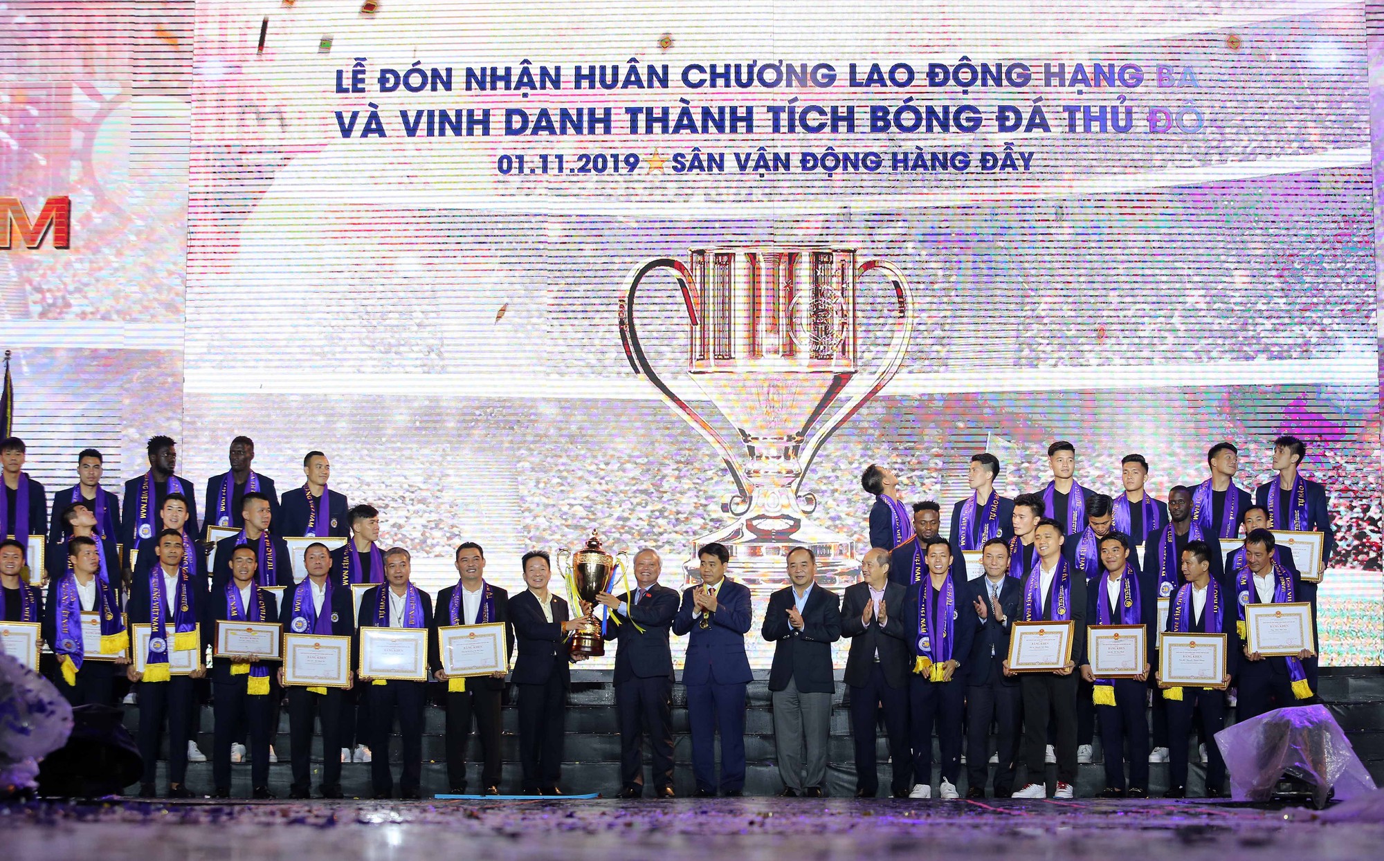 Quang Hải cùng CLB Hà Nội rạng ngời trong ngày vinh danh, đón nhận Huân chương Lao động hạng Ba - Ảnh 2.