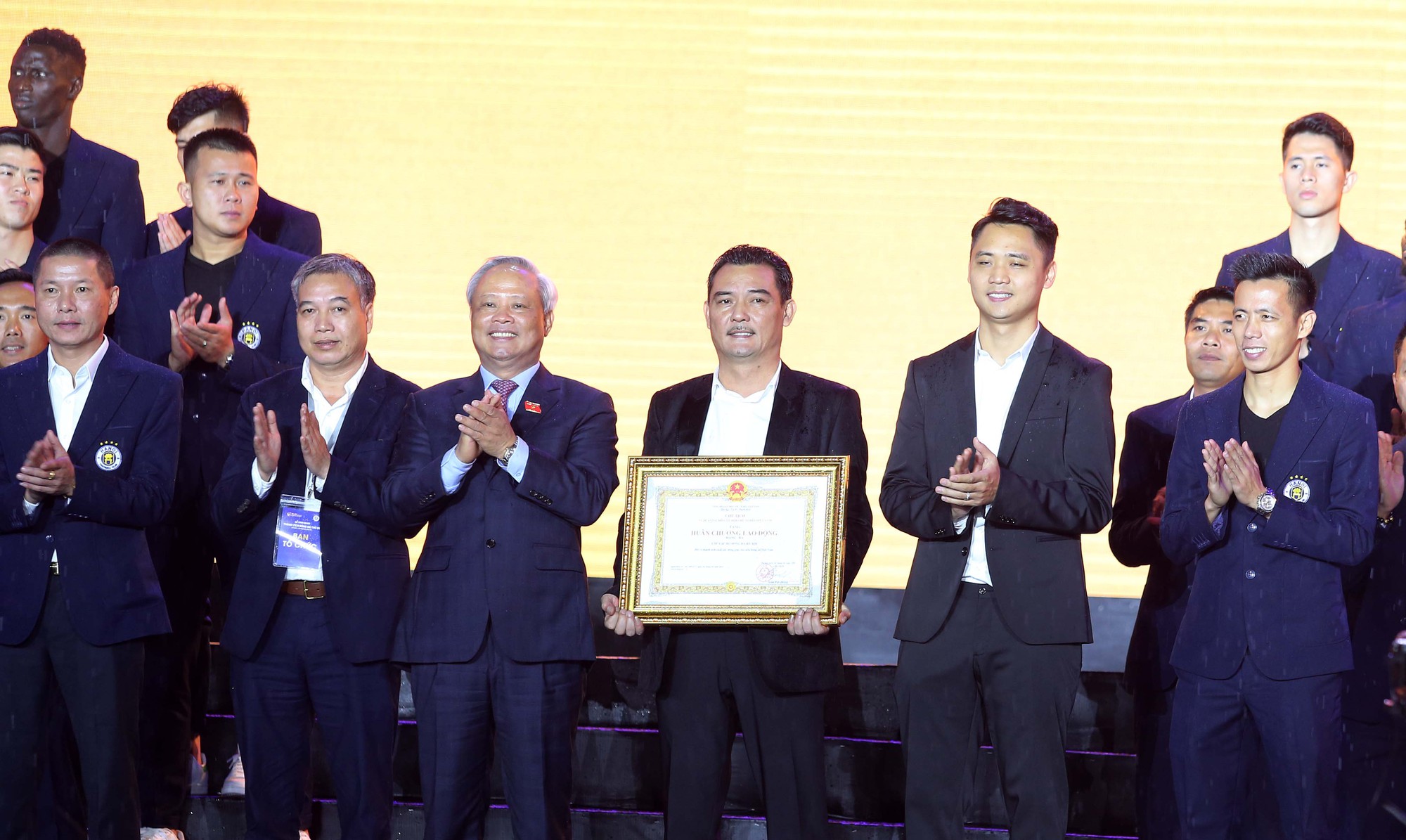 Quang Hải cùng CLB Hà Nội rạng ngời trong ngày vinh danh, đón nhận Huân chương Lao động hạng Ba - Ảnh 1.