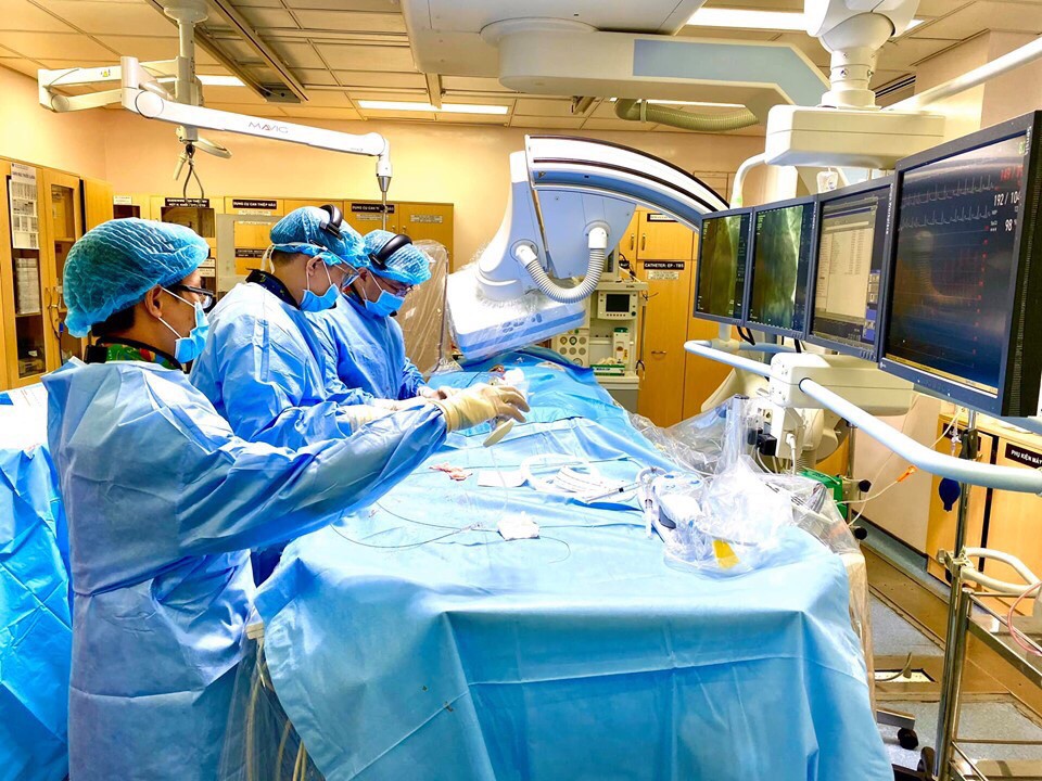 Xem chuyên gia Anh đến Việt Nam mổ xác tìm hiểu bệnh tim