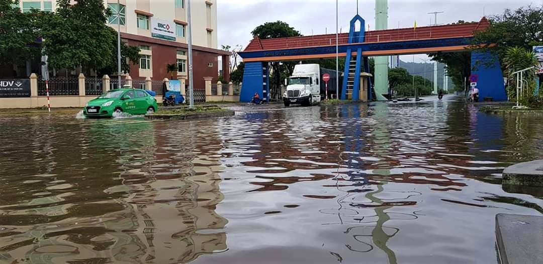 Mưa lớn ở Đ&agrave; Nẵng, nhiều tuyến đường ngập nước - Ảnh 8.