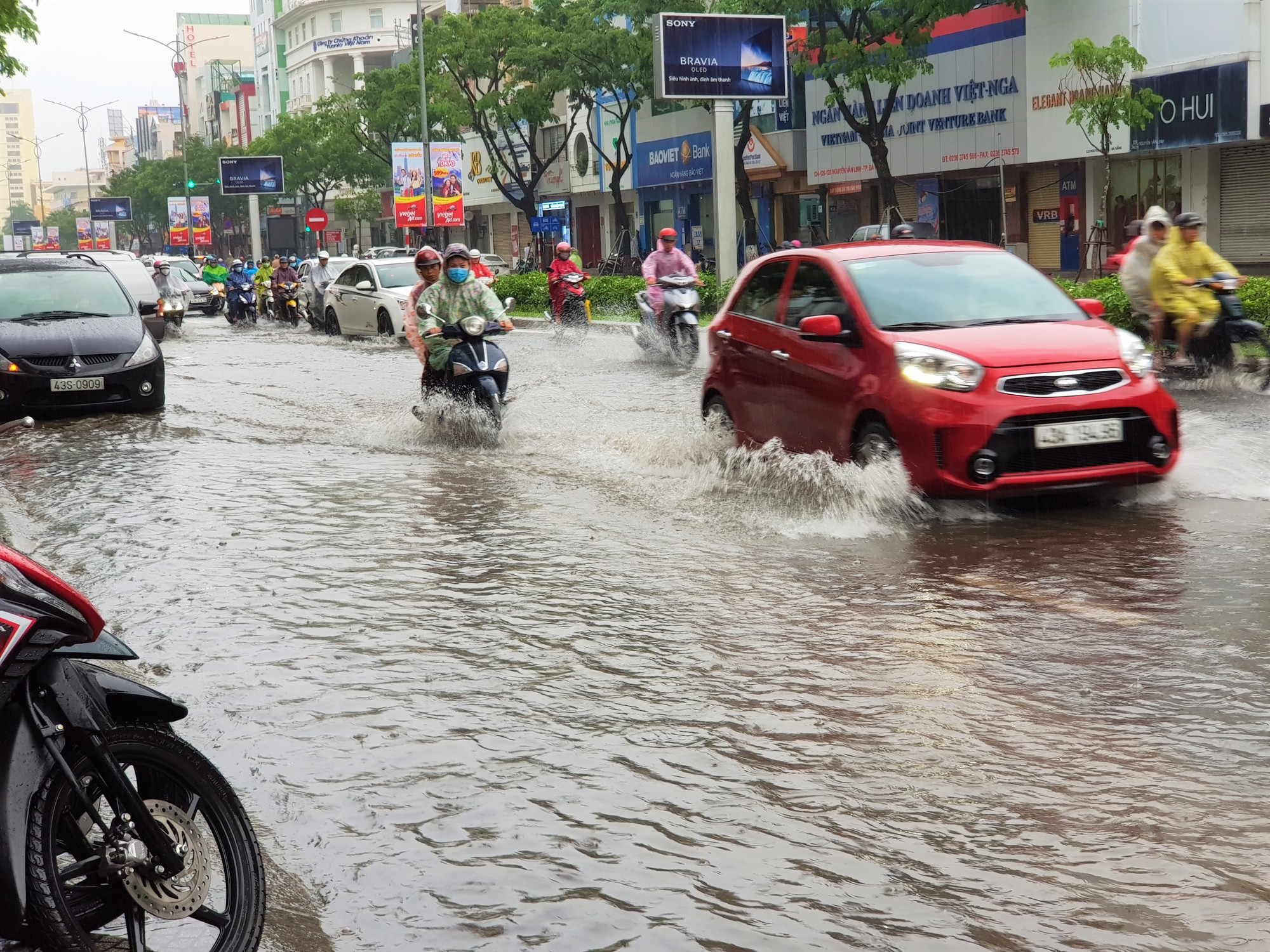 Mưa lớn ở Đ&agrave; Nẵng, nhiều tuyến đường ngập nước - Ảnh 9.