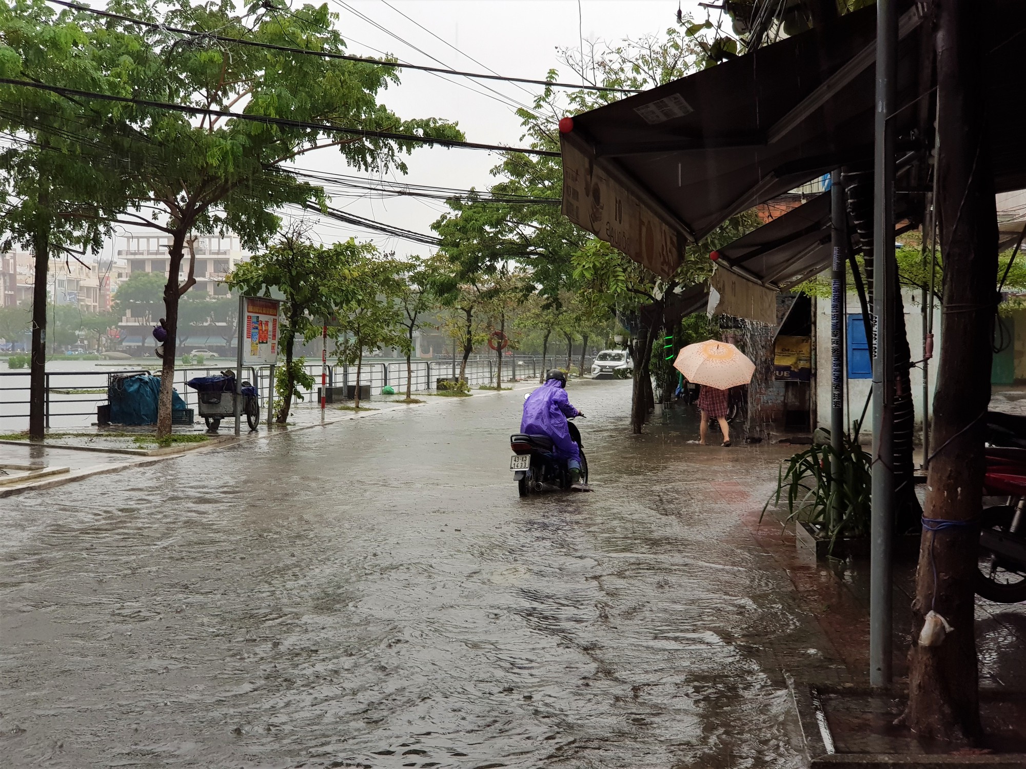 Mưa lớn ở Đ&agrave; Nẵng, nhiều tuyến đường ngập nước - Ảnh 10.