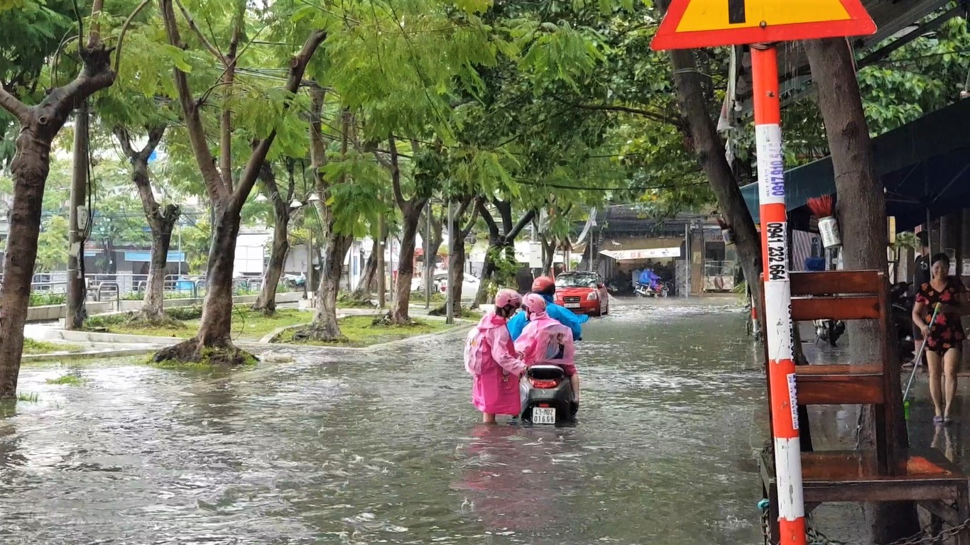 Mưa lớn ở Đ&agrave; Nẵng, nhiều tuyến đường ngập nước - Ảnh 11.