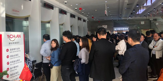 Nghe tin ng&acirc;n h&agrave;ng sắp ph&aacute; sản, người d&acirc;n Trung Quốc đổ x&ocirc; đi r&uacute;t tiền - Ảnh 1.