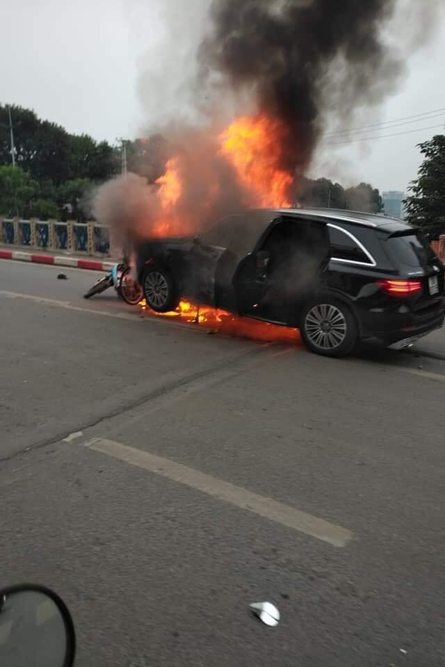 Xe Mercedes tông nhiều xe máy trên phố rồi bốc cháy dữ dội, 1 người tử vong tại chỗ - Ảnh 2.