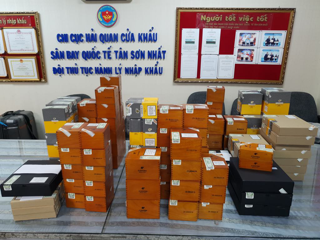 Bắt lượng xì gà cực lớn buôn lậu qua sân bay Tân Sơn Nhất