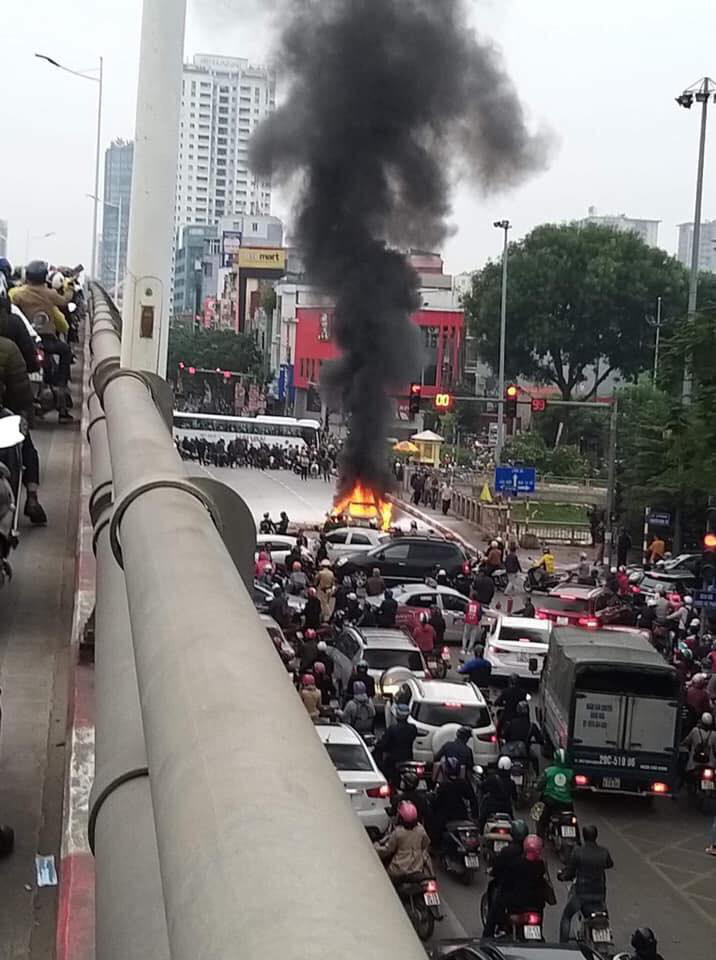 Xe Mercedes tông nhiều xe máy trên phố rồi bốc cháy dữ dội, 1 người tử vong tại chỗ - Ảnh 9.
