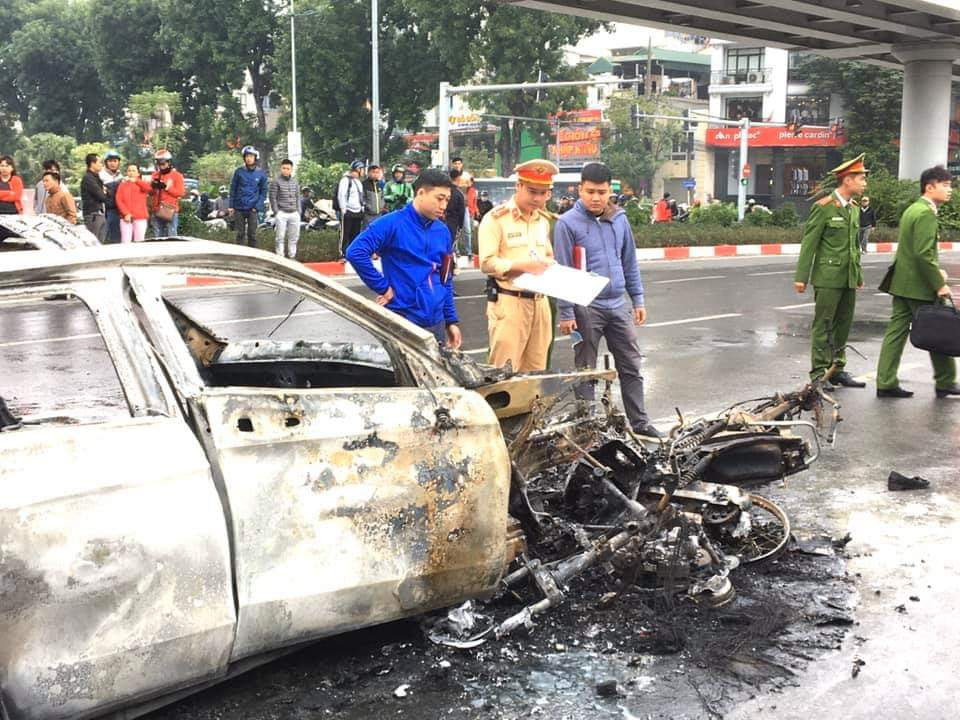Xe Mercedes tông nhiều xe máy trên phố rồi bốc cháy dữ dội, 1 người tử vong tại chỗ - Ảnh 10.